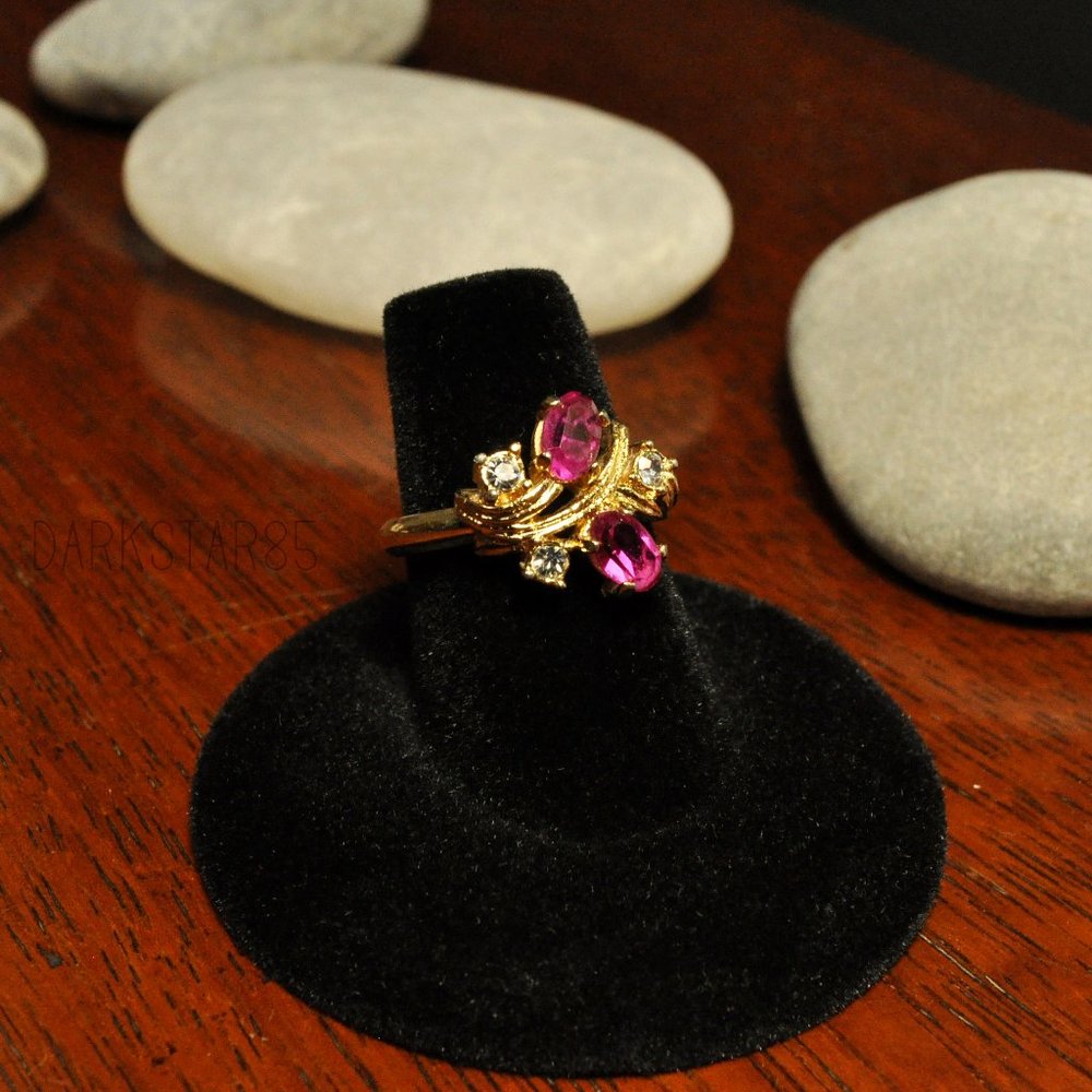 Vintage Avon Gold Tone Ring With Pink and Clear Rhinestones Adjustable Size 6 - Picture 2 of 5